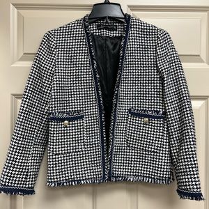 Size medium Zara Tweed Houndstooth Open Front Raw Edge Blazer navy and white.